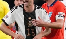 诺伊尔出击欧冠，拜仁赌上一场球王对决