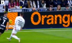 九游体育-皇马中场压哨进球，领先对手