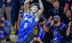 九游体育在线登录-球员在比赛中展现出非凡的篮球天赋