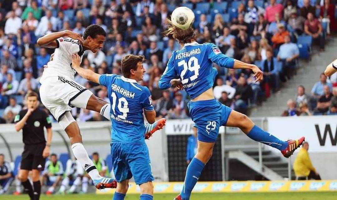 沙尔克主场取胜弗赖堡，稳定战绩