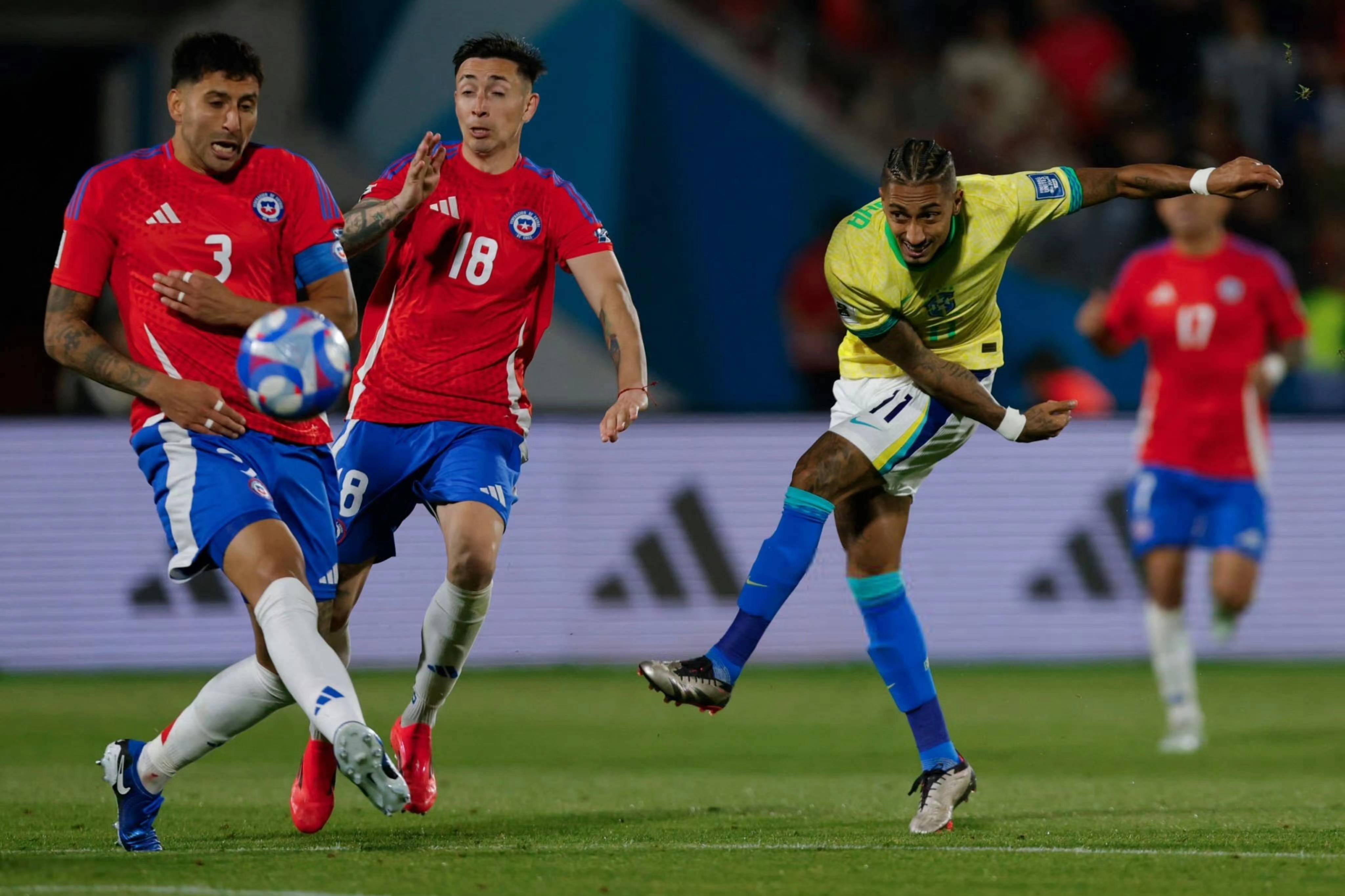 精彩比赛回顾：球队击败对手晋级