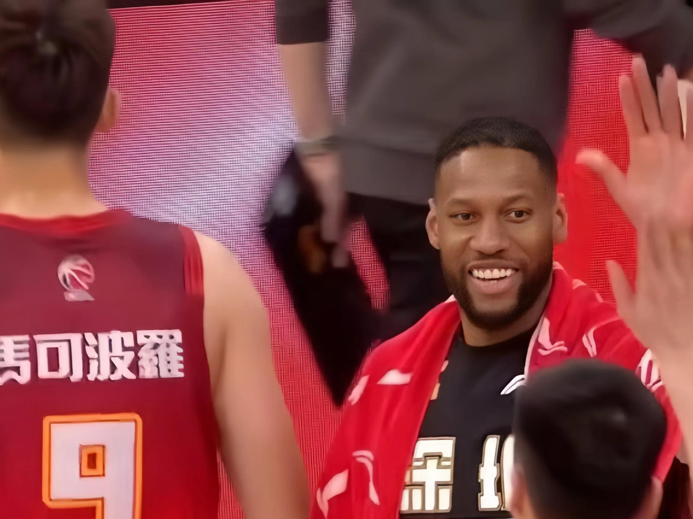 关于深圳队在最新一场胜利中赢得观众热烈掌声的信息