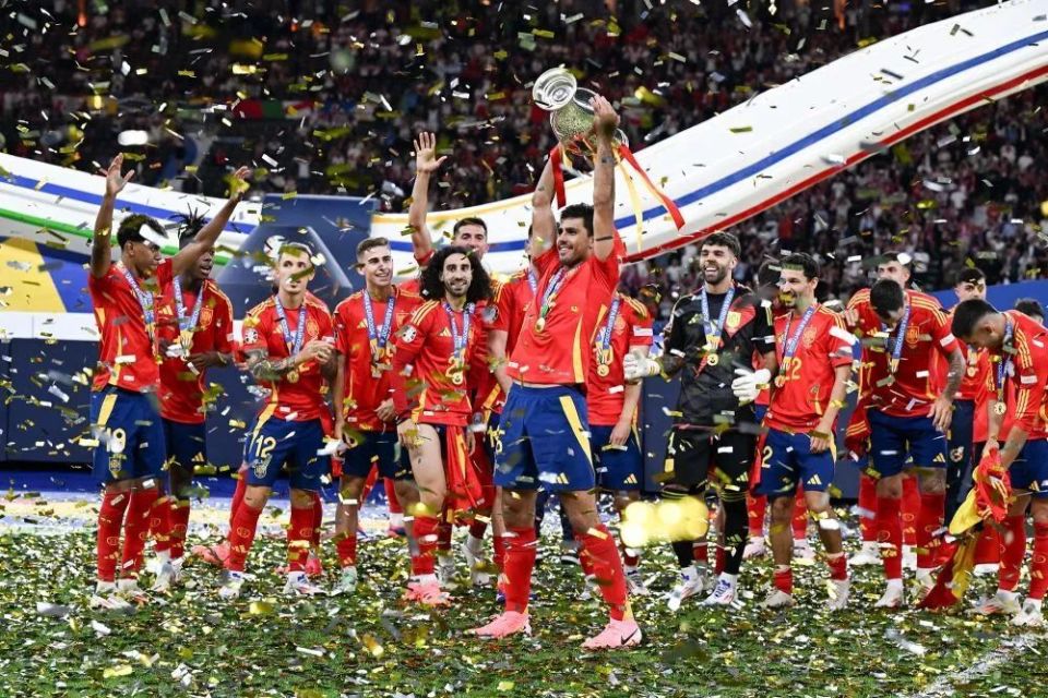 欧洲篮球联赛冠军夺冠，球员庆祝胜利