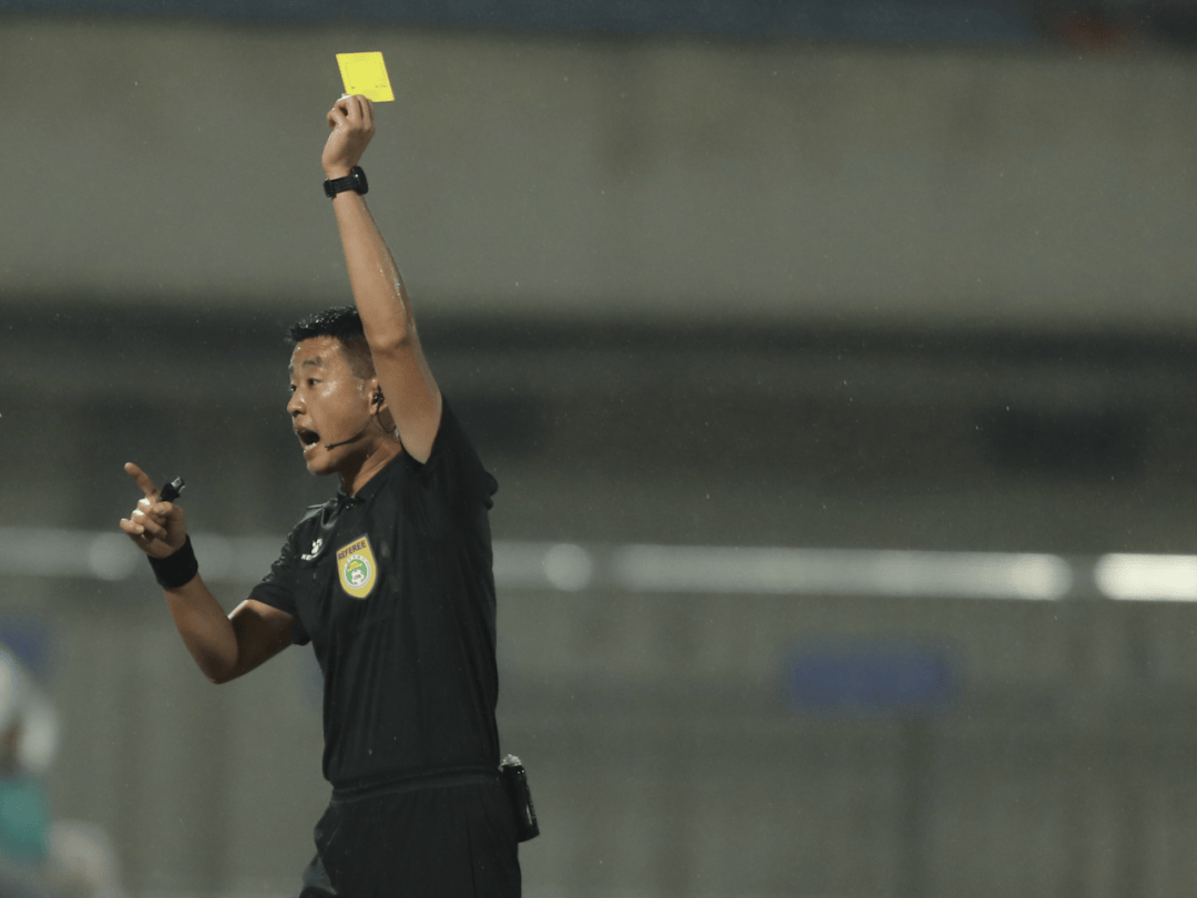 中超赛场热议裁判判罚，争议不断