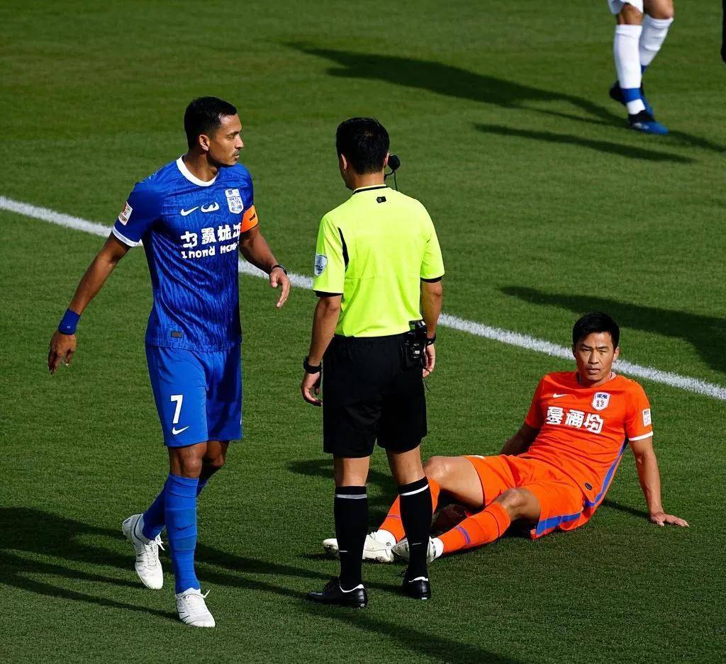 中超赛场热议裁判判罚，争议不断