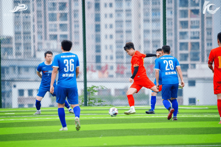 势均力敌！足球比赛双方实力激烈角逐