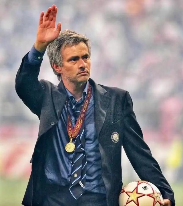 足球俱乐部新任主教练备战新赛季