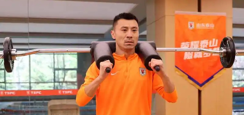 足球俱乐部新任主教练备战新赛季