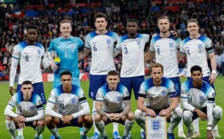 塞尔维亚后卫在欧洲杯上发挥出色防守