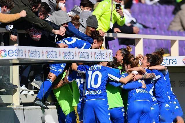 包含欧洲赛场豪门对决，球迷呐喊声不断的词条