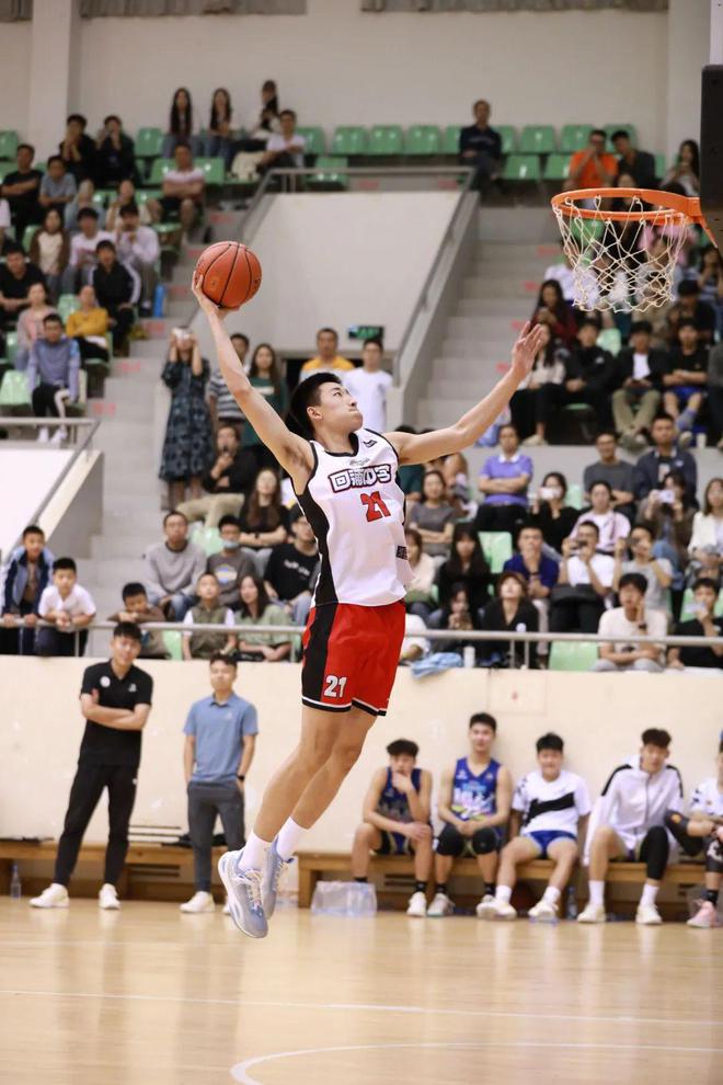 厦门队实力擅长外线投篮，取得连胜