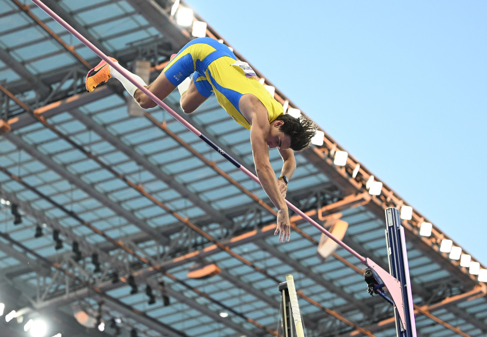 关于加拿大选手刷新撑杆跳世界纪录的信息