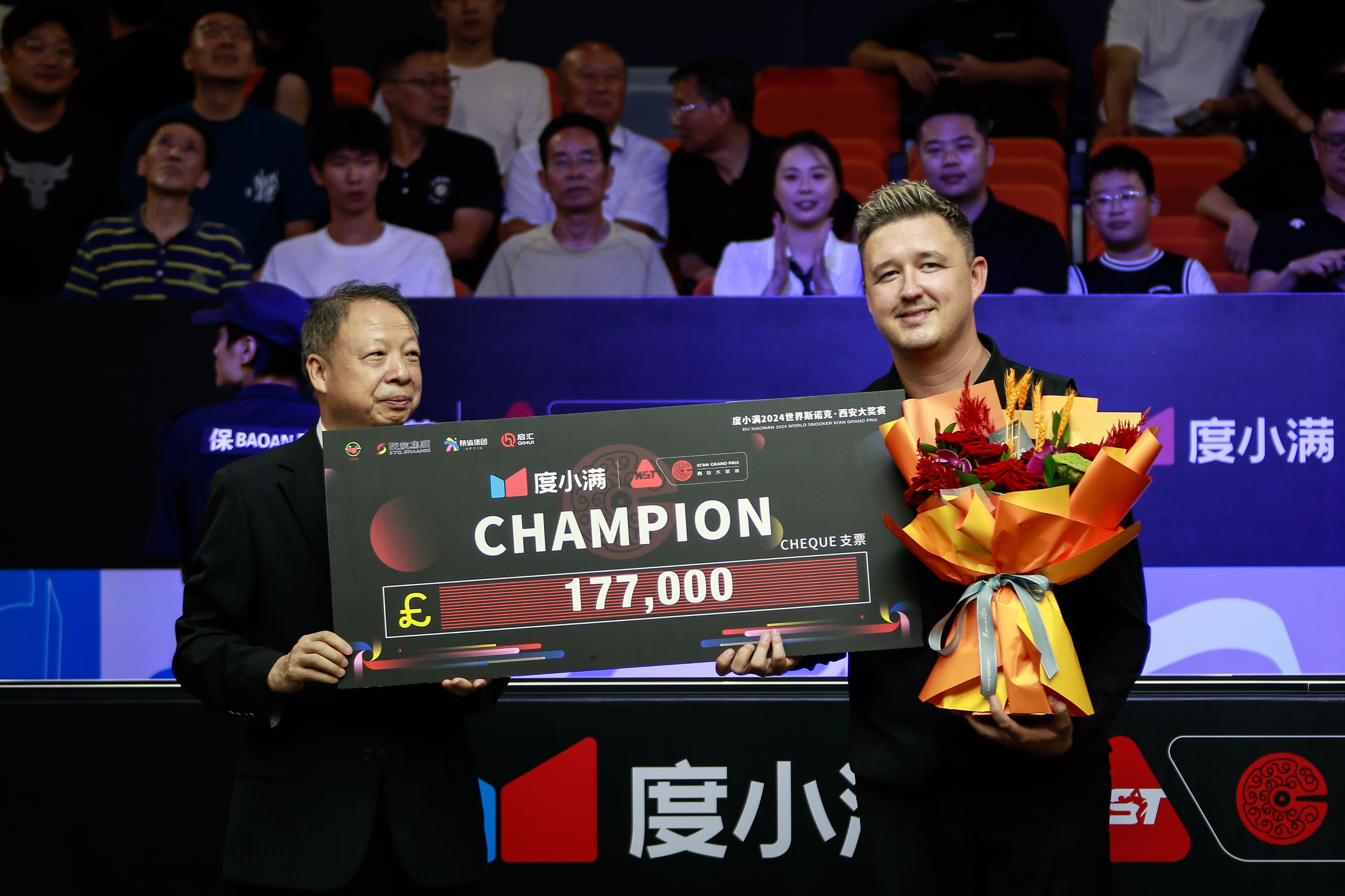 英国赛艇运动员战胜对手,勇夺第一 英国赛艇运动员战胜对手,勇夺第一