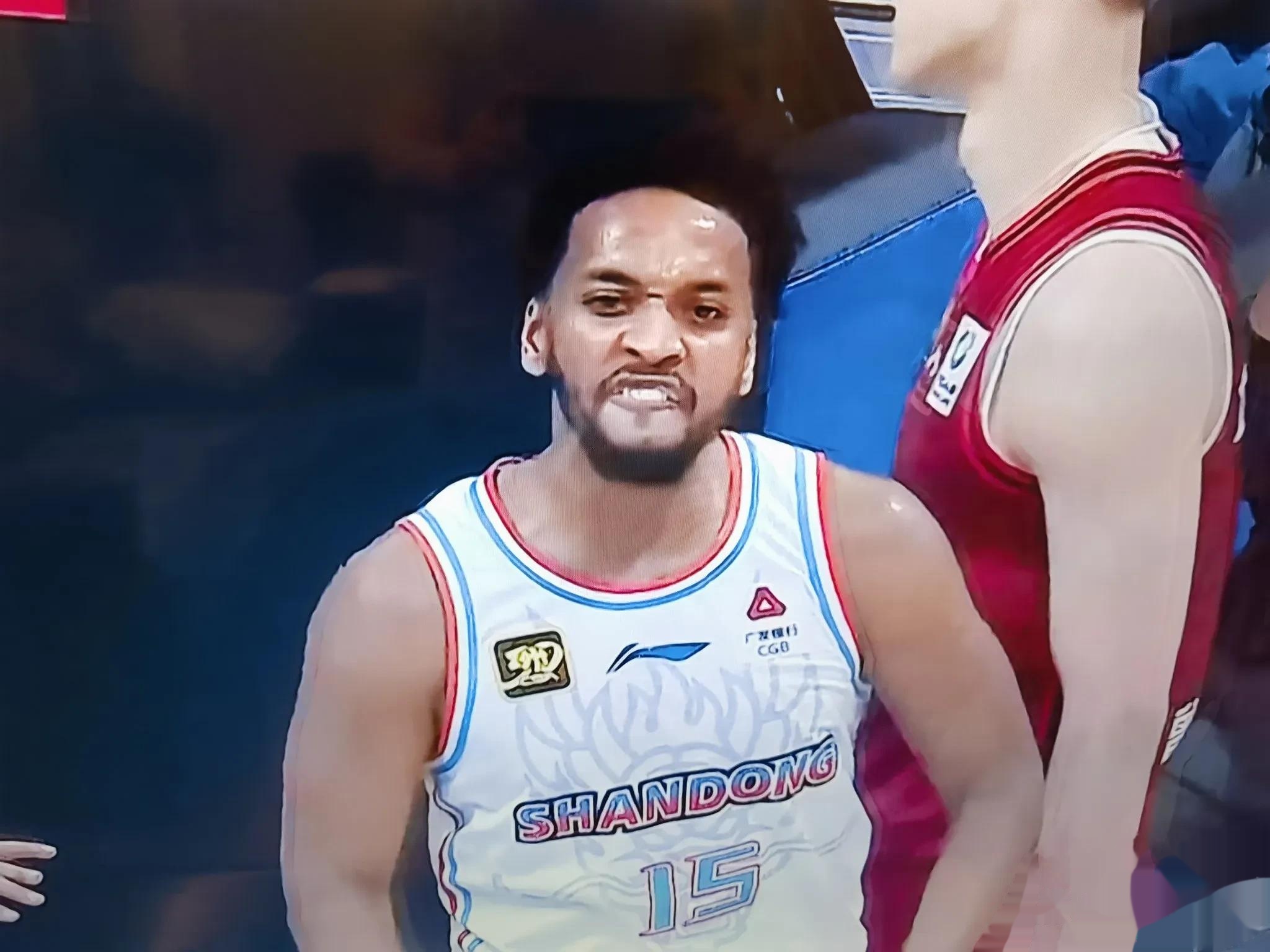 球员个人突破，带动比分反超