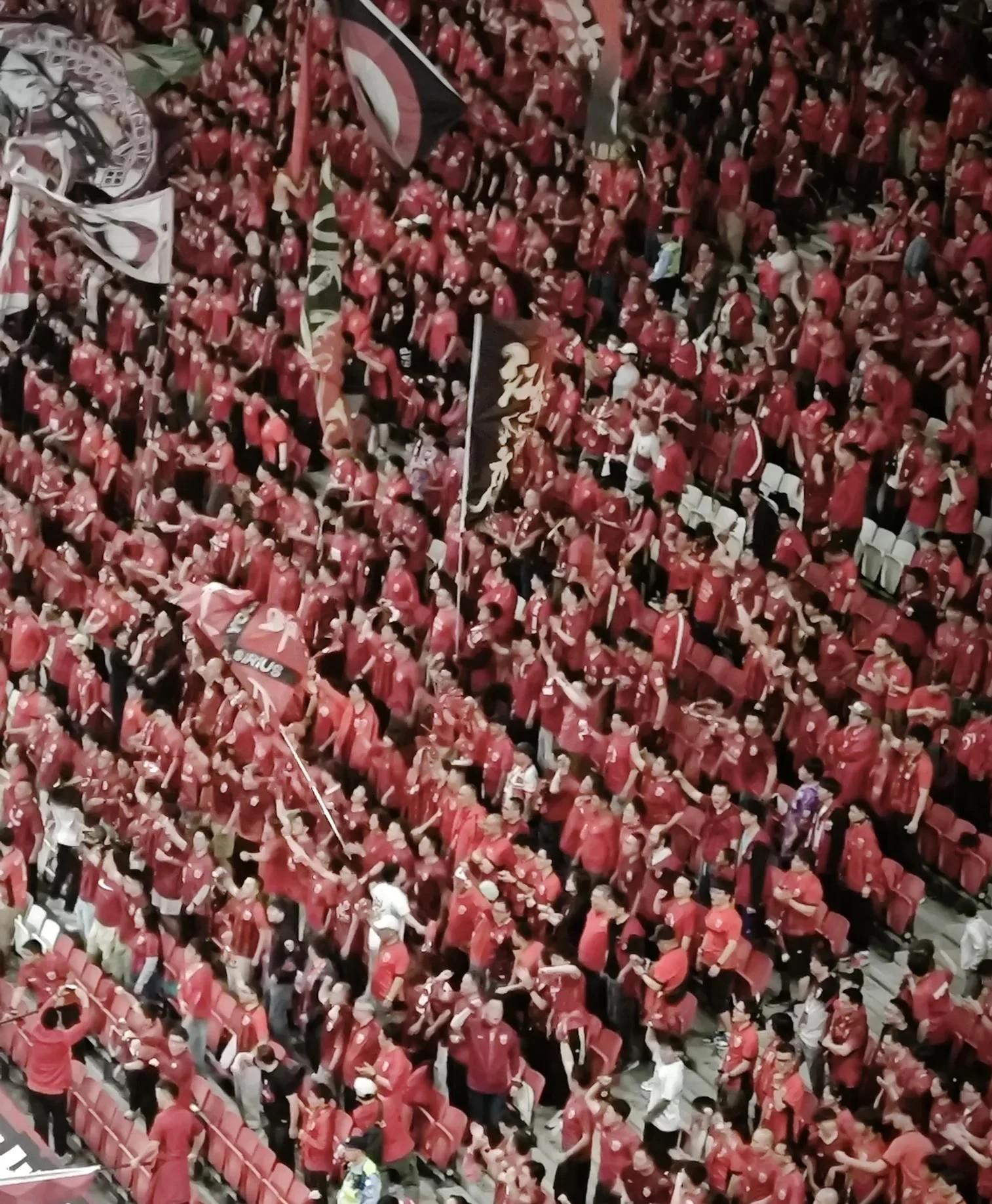 包含比赛现场充满紧张气氛，球迷热情高涨的词条