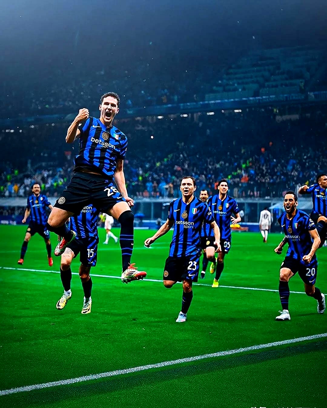 力战场上！足球比赛球员竭尽全力