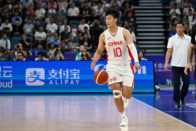 在关键时刻挺身而出，球员展现出的拼搏精神