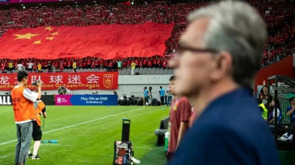 红蓝之战引发球迷热议，双方实力对决