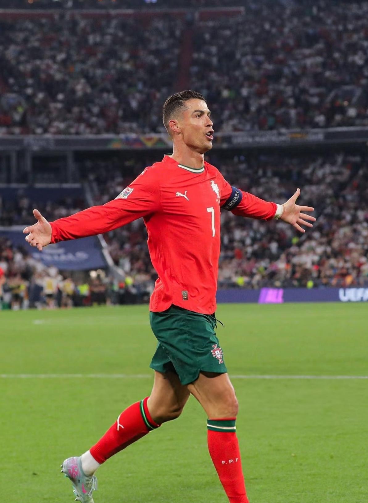 葡萄牙队成功晋级欧洲杯，C罗再次证明实力