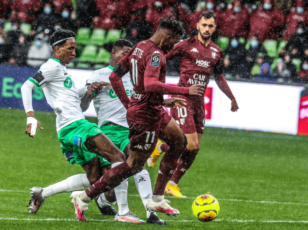 圣埃蒂安队主场表现稳健，轻松击败对手