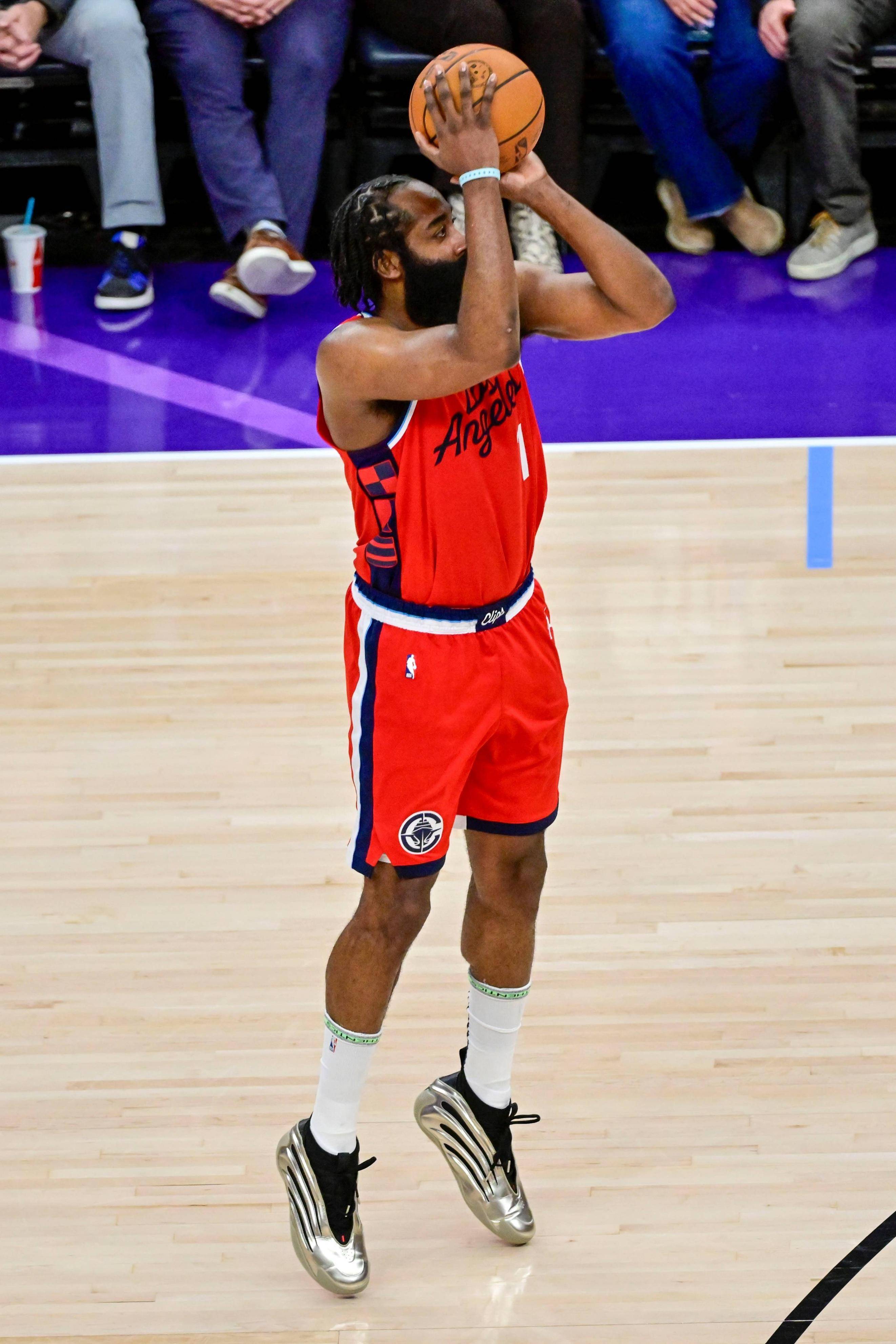 关于火箭主场击败爵士，哈登高效砍下分率队取胜的信息