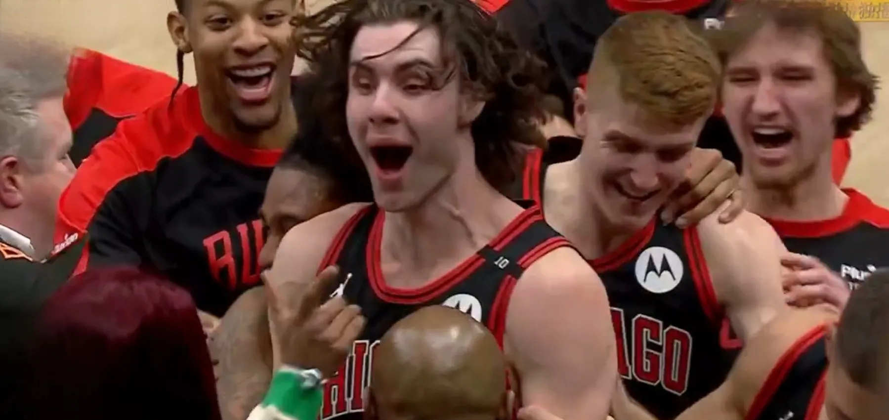 关于疯狂对攻！场上球员拼尽全力的信息