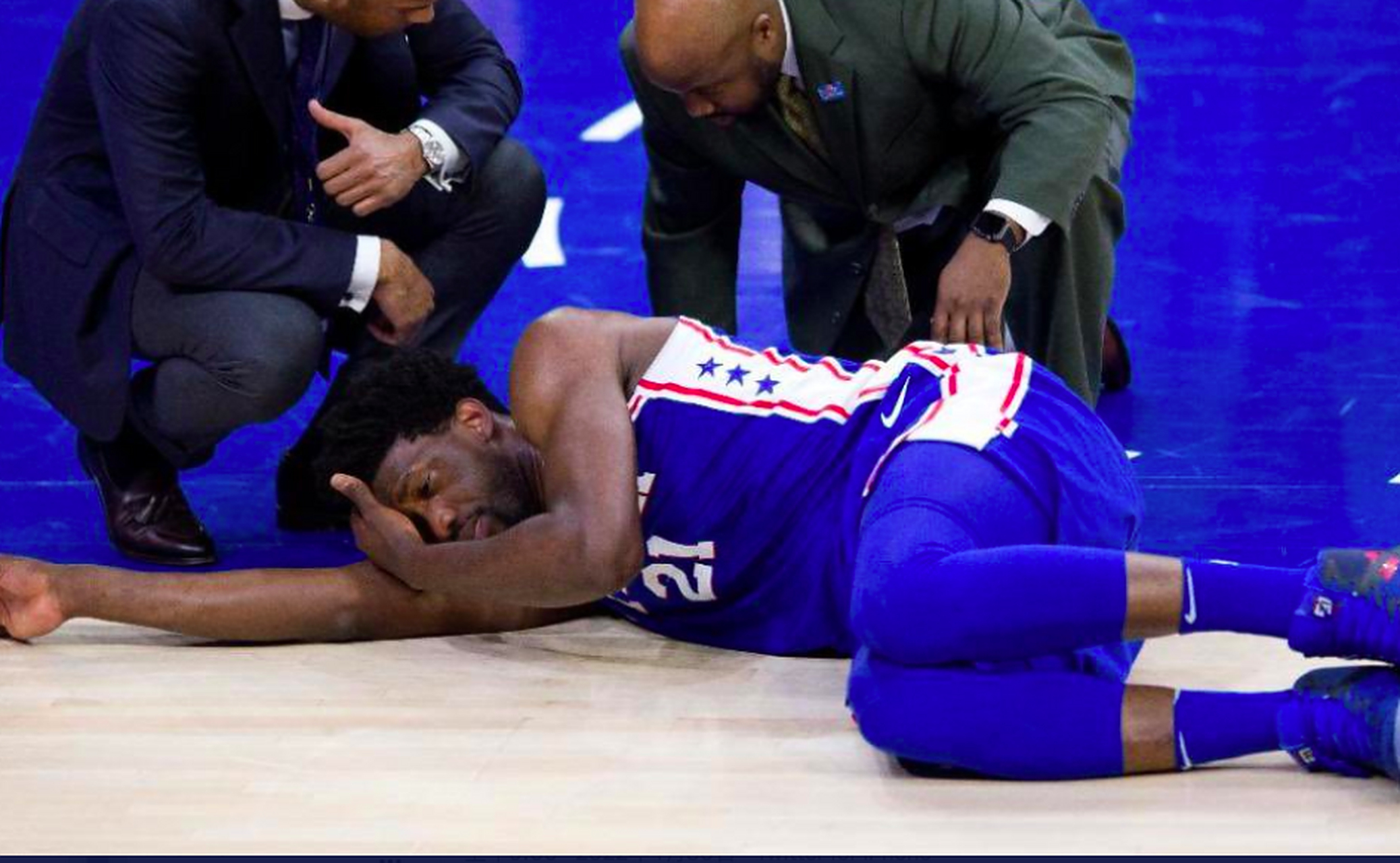 包含主教练突发伤情，球队备战计划出现变动的词条