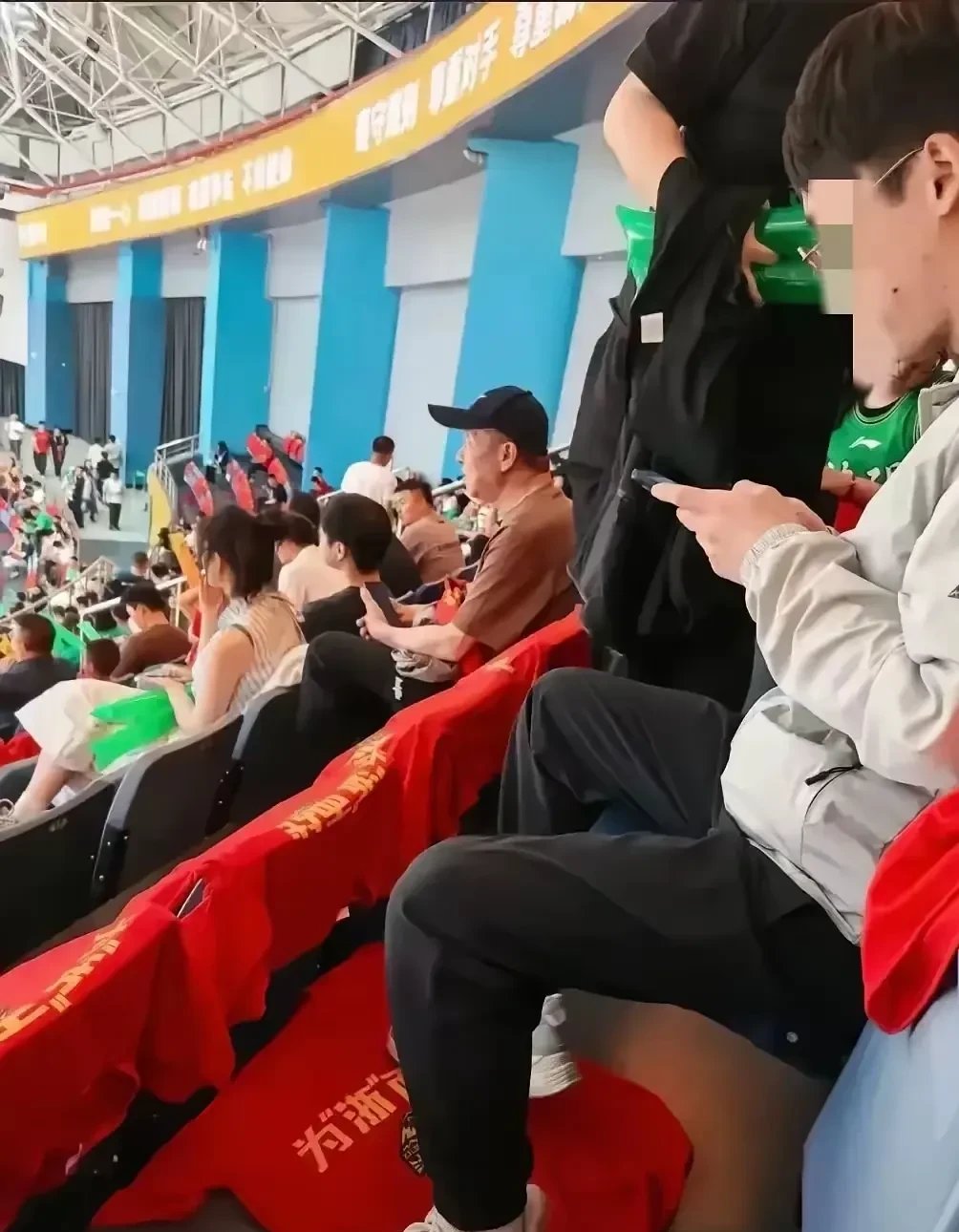 比赛中意外发生,球迷们目瞪口呆 比赛中意外发生,球迷们目瞪口呆