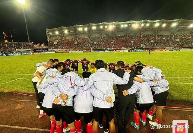 足球赛场上座位爆满，球迷热情高涨的简单介绍